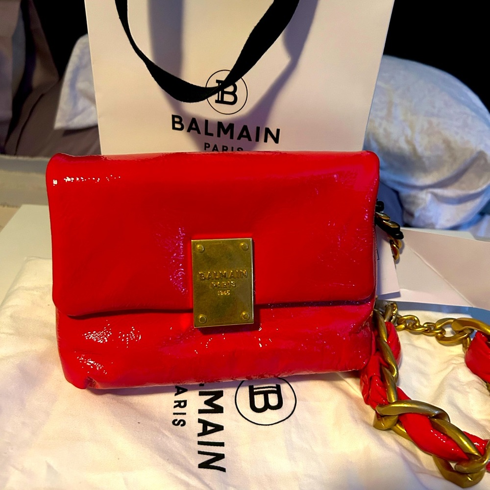 Pretty polypocket Balmain mini bag.